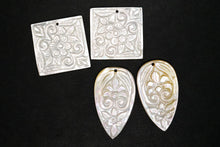 Load image into Gallery viewer, (#82.84) MOP ペアルース フラワーカービング