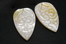 Load image into Gallery viewer, (#82.84) MOP ペアルース フラワーカービング