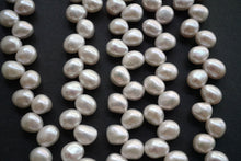 Load image into Gallery viewer, 高品質 淡水パール クレオ穴 白〜クリーム バロック 40cm