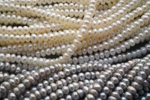 画像をギャラリービューアに読み込む, (グレー/白)淡水パール 小粒ボタン 2x3.5mm 36cm