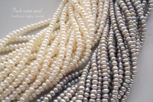 画像をギャラリービューアに読み込む, (グレー/白)淡水パール 小粒ボタン 2x3.5mm 36cm