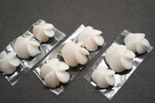 画像をギャラリービューアに読み込む, (No.1-3)ピンク珊瑚 フラワーカービング ペア/3粒セット ルース 裏面片穴 コーラル