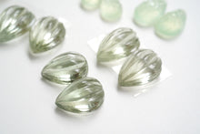 Load image into Gallery viewer, (No.3-15)宝石質 ジェムストーン ルース 穴あき カービング