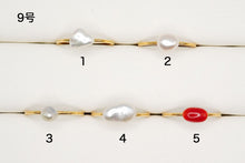Load image into Gallery viewer, (1/4, half-strand, 1-strand) Akoya pearls from Ise-Shima, horn, poppy, untoned, natural gray