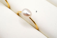 Load image into Gallery viewer, (1/4, half-strand, 1-strand) Akoya pearls from Ise-Shima, horn, poppy, untoned, natural gray