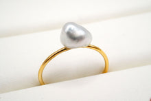 Load image into Gallery viewer, (1/4, half-strand, 1-strand) Akoya pearls from Ise-Shima, horn, poppy, untoned, natural gray