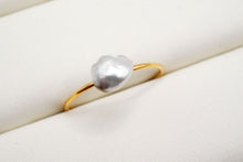 Load image into Gallery viewer, (1/4, half-strand, 1-strand) Akoya pearls from Ise-Shima, horn, poppy, untoned, natural gray