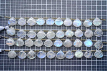 Load image into Gallery viewer, 宝石質 ホワイトラブラドライト レインボームーンストーン スムースマロンシェイプ