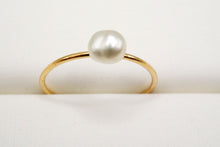 Load image into Gallery viewer, (1/4, half-strand, 1-strand) Akoya pearls from Ise-Shima, horn, poppy, untoned, natural gray