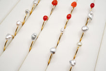 Load image into Gallery viewer, (1/4, half-strand, 1-strand) Akoya pearls from Ise-Shima, horn, poppy, untoned, natural gray