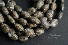 Load image into Gallery viewer, (半連/1連)上質 ツリテラ アゲート 巻き貝 化石 ファセット オーバル マイクロカット