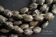 Load image into Gallery viewer, (半連/1連)上質 ツリテラ アゲート 巻き貝 化石 ファセット オーバル マイクロカット