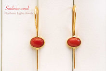 Load image into Gallery viewer, 宝石質 ジェムストーン サルディーニャ珊瑚 オーバル ヴェルメイユ 銀製+K18GP ピアス コーラル