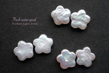 Load image into Gallery viewer, (2粒セット)淡水パール 穴なし ルース お花 天然色 ホワイト