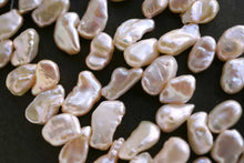 Load image into Gallery viewer, Freshwater Pearl Poppy Baroque Creo Hole White 38 cm