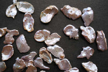 Load image into Gallery viewer, (1 row 41cm) Freshwater pearl center hole poppy baroque white @ 29 yen