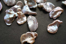 Load image into Gallery viewer, (1 row 41cm) Freshwater pearl center hole poppy baroque white @ 29 yen