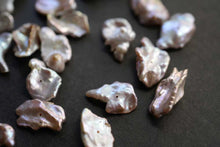 Load image into Gallery viewer, (1 row 41cm) Freshwater pearl center hole poppy baroque white @ 29 yen