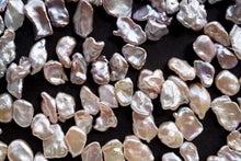 画像をギャラリービューアに読み込む, (ライトパープル/アイボリー〜ライトピンク)淡水パール 天然色 39cm ケシ風 バロック クレオ穴