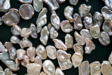 画像をギャラリービューアに読み込む, (ライトパープル/アイボリー〜ライトピンク)淡水パール 天然色 39cm ケシ風 バロック クレオ穴