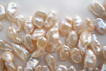 Load image into Gallery viewer, Freshwater Pearl Poppy Baroque Creo Hole White 38 cm
