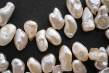 Load image into Gallery viewer, Freshwater Pearl Poppy Baroque Creo Hole White 38 cm