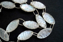 Load image into Gallery viewer, (2pc/1連)宝石質 ロック・クリスタル+MOP フラワーカービング マーキス ダブルホール