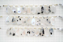 Load image into Gallery viewer, (2/10pc)宝石質 ホワイトラブラドライト ブラックスポット スムース ペアシェイプ
