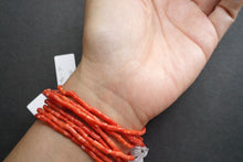 画像をギャラリービューアに読み込む, 天然色 桃色珊瑚 16-18cm ツツ型 ゴムブレスレット モモ珊瑚