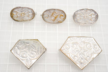 Load image into Gallery viewer, (#60-64)MOP 銀製 ブローチ 生地 フラワーカービング