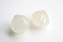 Load image into Gallery viewer, (A-D)宝石質 ペア 木の実カービング 上部片穴 ポインテッドオニオン