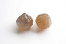 Load image into Gallery viewer, (A-D)宝石質 ペア 木の実カービング 上部片穴 ポインテッドオニオン