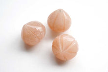 Load image into Gallery viewer, (A-D)宝石質 ペア 木の実カービング 上部片穴 ポインテッドオニオン