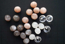 Load image into Gallery viewer, (A-D)宝石質 ペア 木の実カービング 上部片穴 ポインテッドオニオン