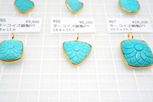 Load image into Gallery viewer, (#61-67)宝石質 アリゾナ産 ターコイズ 銀製K18gp ペンダント フラワーカービング