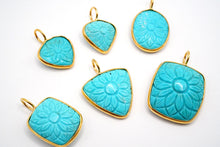 Load image into Gallery viewer, (#61-67)宝石質 アリゾナ産 ターコイズ 銀製K18gp ペンダント フラワーカービング