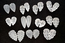 Load image into Gallery viewer, (#48-62)宝石質 ロック・クリスタル 葉っぱ リーフカービング フロスト 前後穴