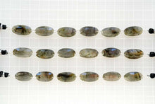 Load image into Gallery viewer, ピンクパープル系中心 ラブラドライト ダブルホール ファセットオーバル