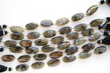 Load image into Gallery viewer, ピンクパープル系中心 ラブラドライト ダブルホール ファセットオーバル