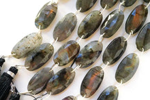 Load image into Gallery viewer, ピンクパープル系中心 ラブラドライト ダブルホール ファセットオーバル
