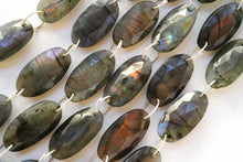 Load image into Gallery viewer, ピンクパープル系中心 ラブラドライト ダブルホール ファセットオーバル