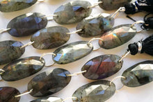Load image into Gallery viewer, ピンクパープル系中心 ラブラドライト ダブルホール ファセットオーバル