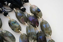 Load image into Gallery viewer, ピンクパープル系中心 ラブラドライト ダブルホール ファセットオーバル