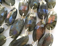 Load image into Gallery viewer, ピンクパープル系中心 ラブラドライト ダブルホール ファセットオーバル