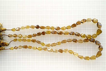 Load image into Gallery viewer, (半連/1連)オリーブクォーツ ツイステッド ドロップ 貫通穴