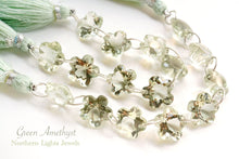 画像をギャラリービューアに読み込む, (2粒/1連)宝石質 グリーンアメシスト プラシオライト ダブルホール フラワーシェイプ