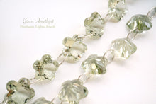 画像をギャラリービューアに読み込む, (2粒/1連)宝石質 グリーンアメシスト プラシオライト ダブルホール フラワーシェイプ