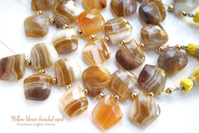 Load image into Gallery viewer, (10pc)上質 イエローブラウン バンデッドオパール リーフシェイプ