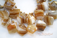 Load image into Gallery viewer, (10pc)上質 イエローブラウン バンデッドオパール リーフシェイプ