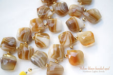 Load image into Gallery viewer, (10pc)上質 イエローブラウン バンデッドオパール リーフシェイプ